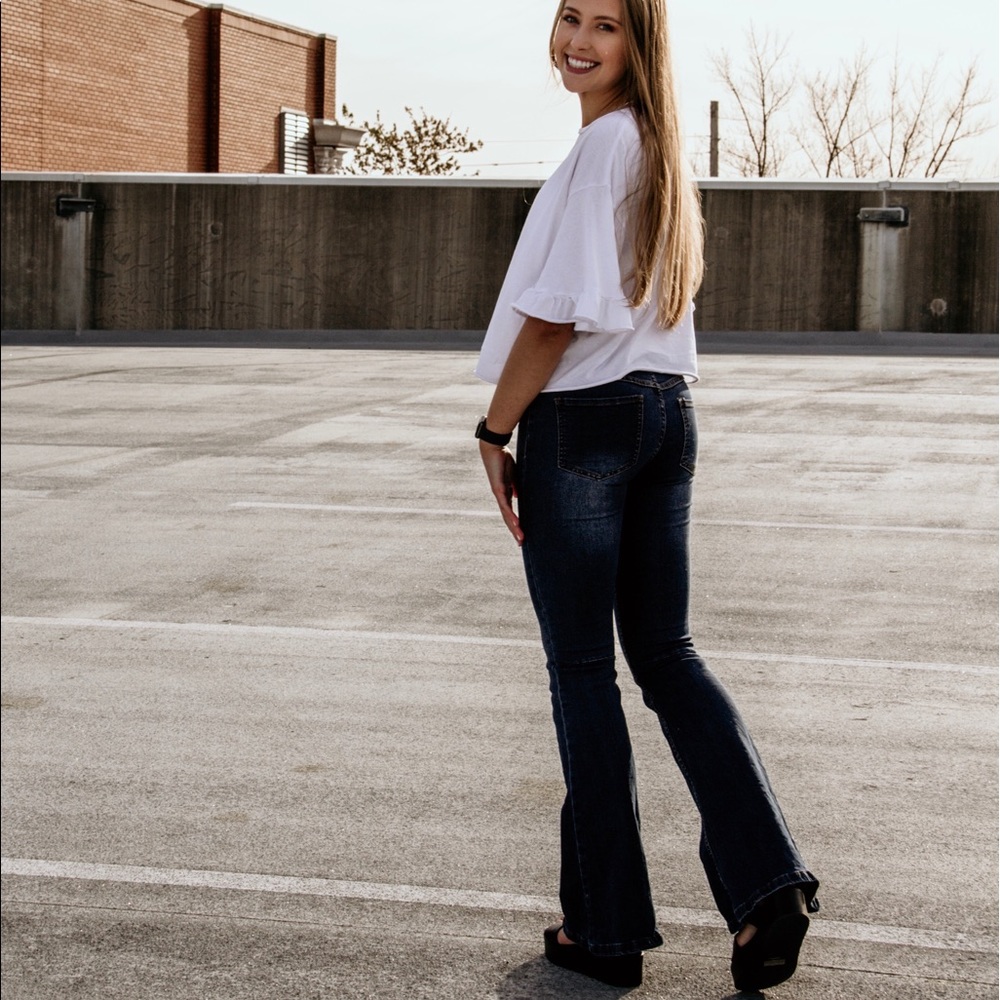DARK WASH FLARED JEANS